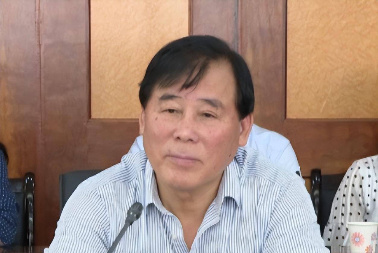 浙江男子放弃铁饭碗,凑2万编草帽,吸粉英国女王,现身家达914亿