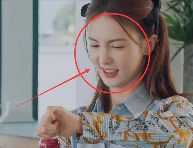 原创《女儿恋爱》金晨冲向大海荡秋千,看清陈一鸣反应,难怪爸爸相中