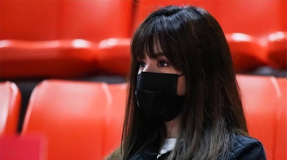 新疆主帅阿的江妻子年过50仍气质十足女儿阿迪娜太美了