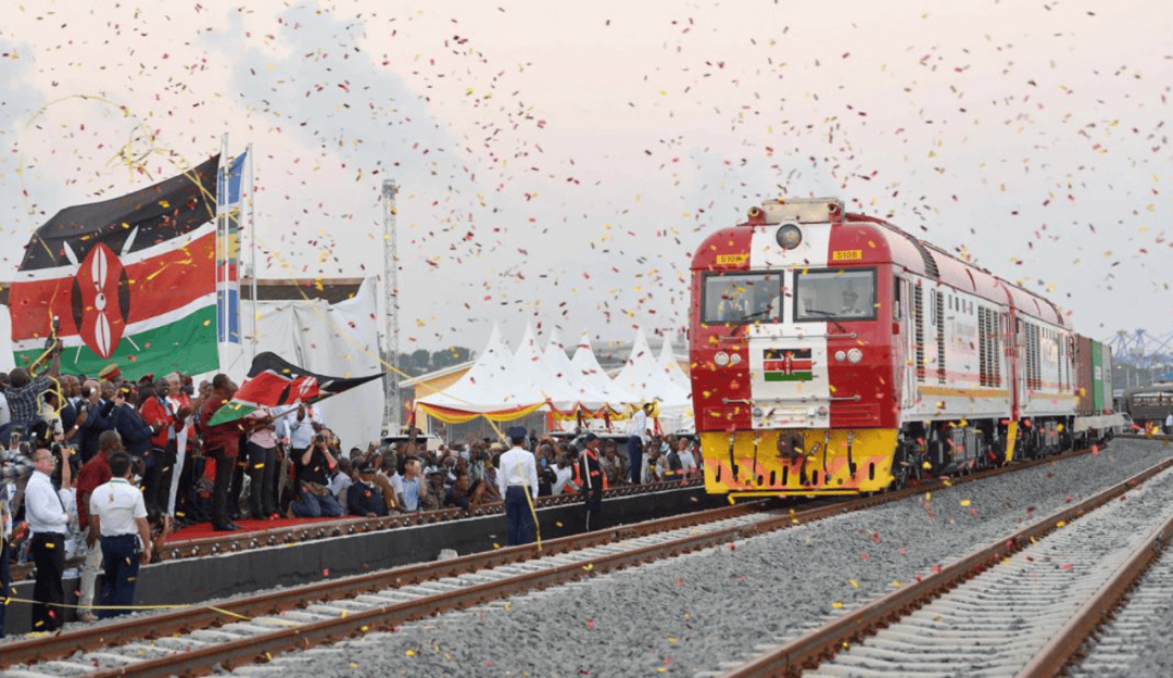 中国垫资38亿美元帮修铁路,肯尼亚6年一分未还,还想再拖50年