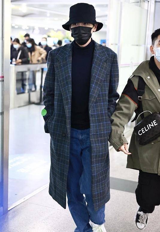 原创张若昀的男友风穿搭好迷人深蓝色格子大衣显轮廓超帅气