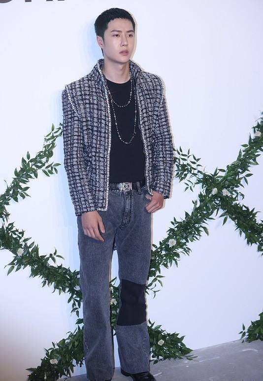 原创王一博短发看起来有点呆但穿小香风外套配银链时尚感还在