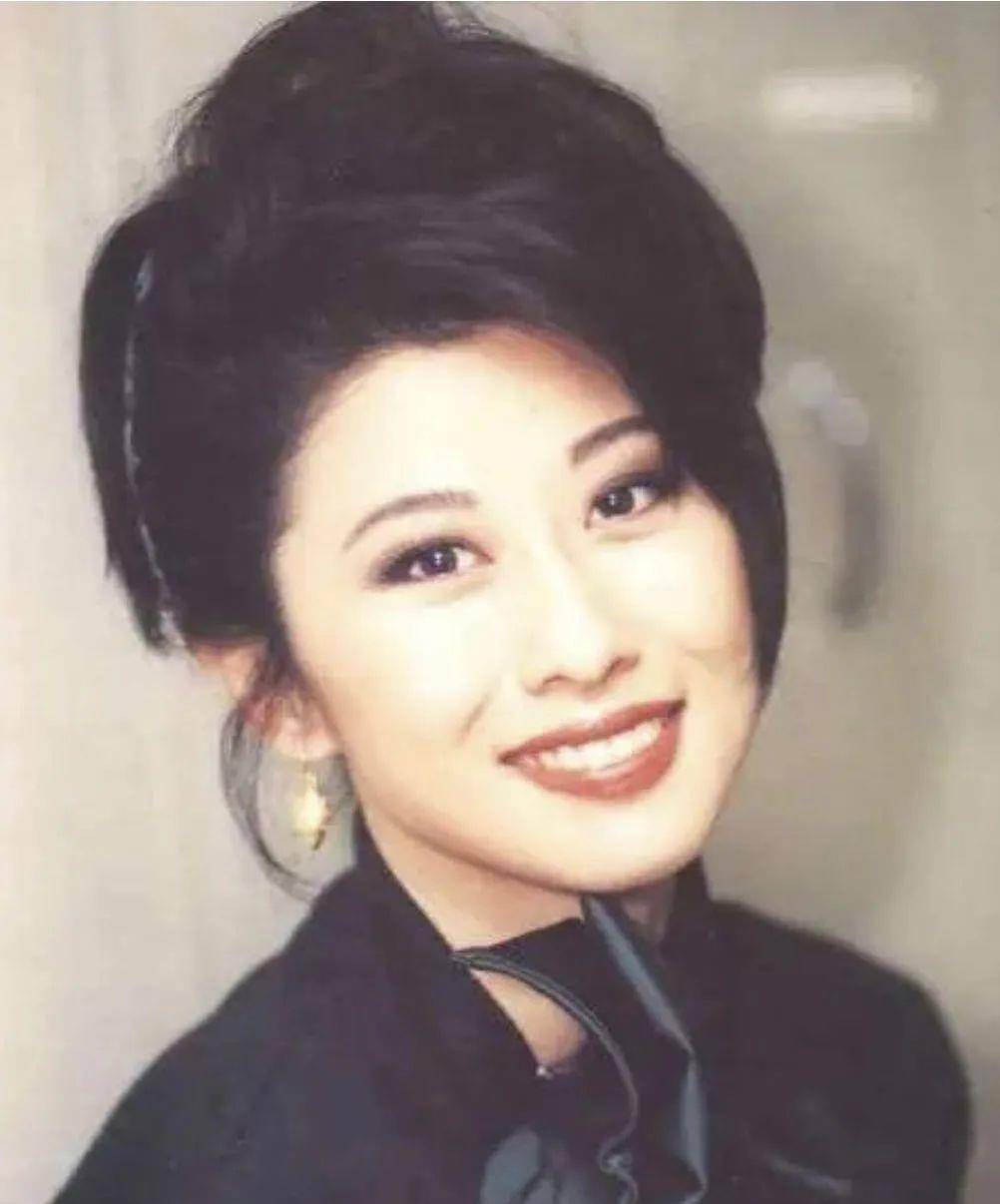 原创60岁还能美上热搜出身名门小三疑云叶倩文争议又魅力的半生