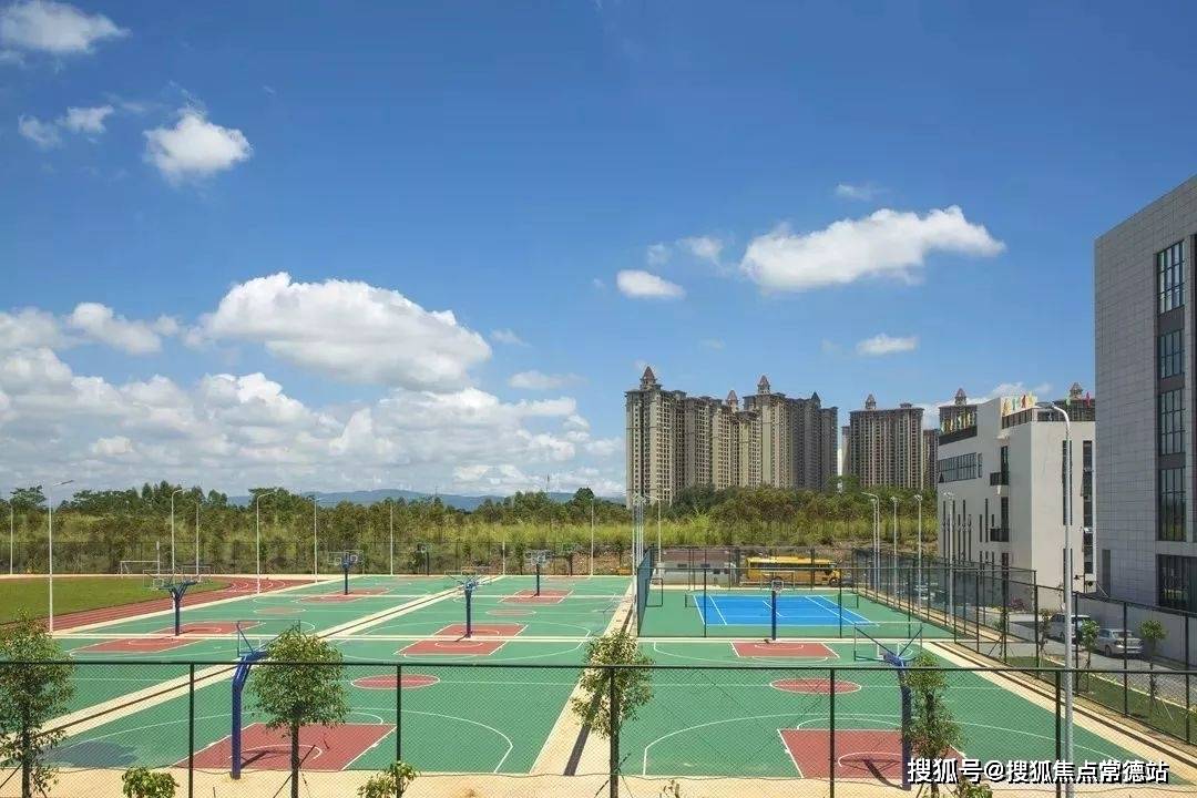 最为引人注目的则是,闻名全国的黄冈中学广州增城学校就在绿湖国际城