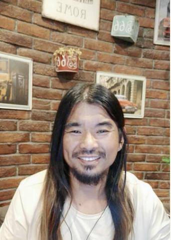 原创他10年流浪卖唱捡过垃圾睡过桥洞怪异的唱法惊呆韩红