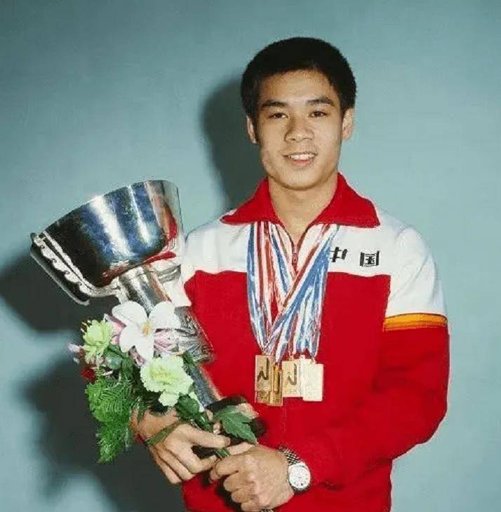 原创李宁与儿子女儿合照22岁儿子帅气身高超李宁女儿美丽可爱