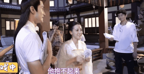 反观人家21岁的吴磊,不仅能够轻松抱起热巴,还能不带喘气的抱着奔跑