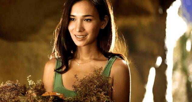 曾经被吴京给带红换下迷彩装的她时尚妩媚一双大长腿令人羡慕不来