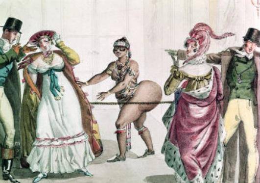 早已在海报上得知这一"怪物"的市民们纷纷前来她所在展览大厅进行参观