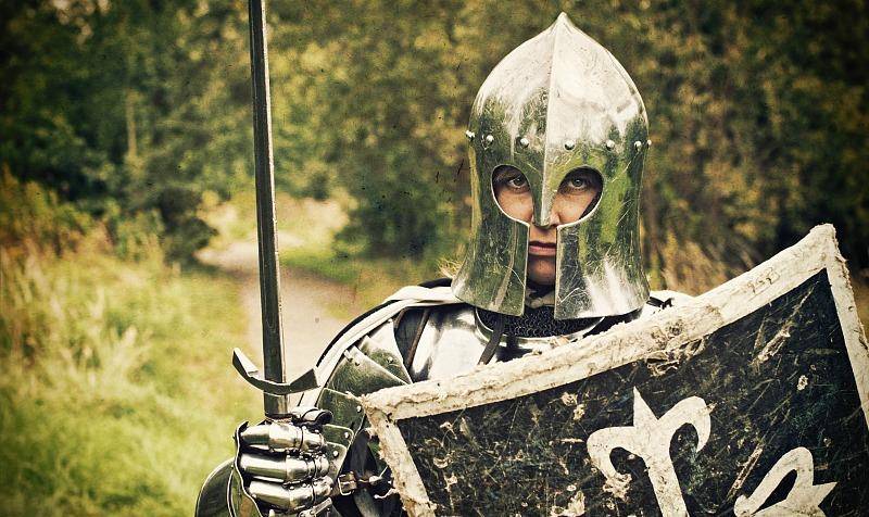 早期的铠甲用铁鳞片和铜片缝在亚麻布或毡制衣服上,尺寸较长,可达膝部