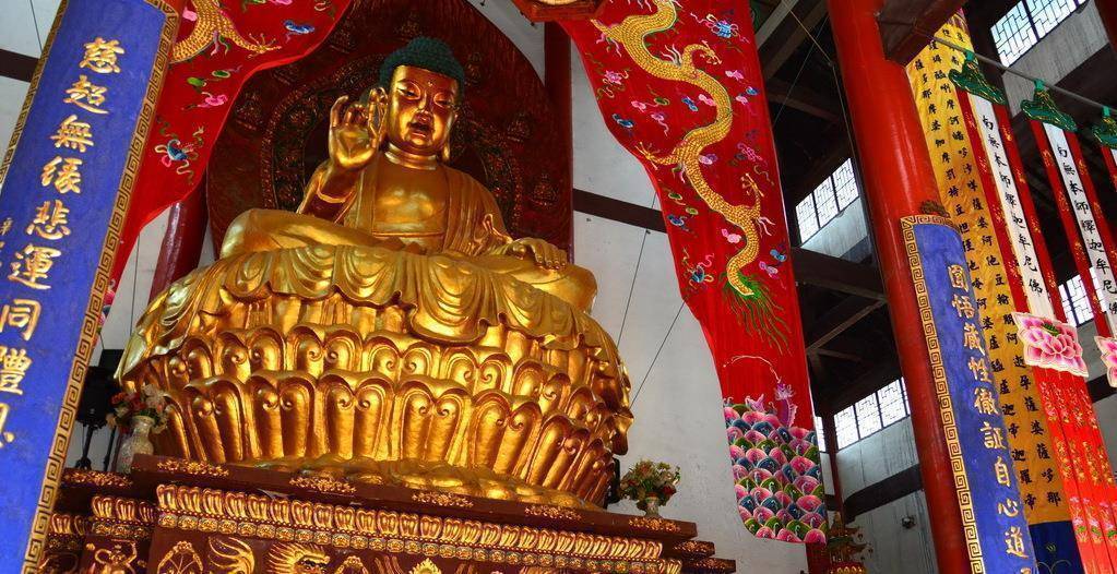 6米高,用将近100多块香樟木雕刻而成,这是中国最高大的木雕坐式佛像之