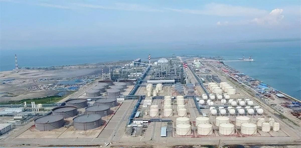 原创小国文莱枯竭的石油奢靡的王室出路在何方