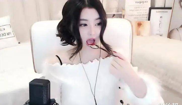 yy晓夏做生意亏2000多万一天出镜17小时神豪心疼替她买保险