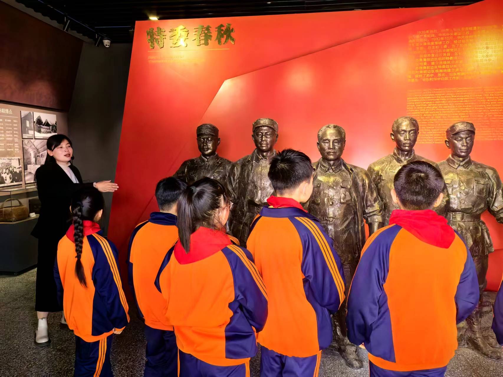 3月22日下午,优秀学生代表穿着整齐,怀着激动的心情来到沛县党史纪念