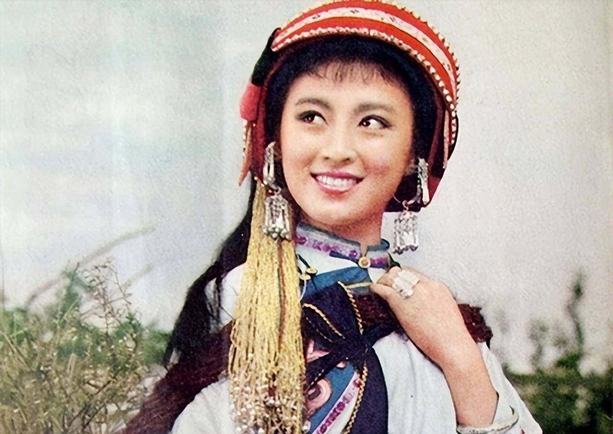 永远的阿诗玛杨丽坤去世22年,丈夫和两个双胞胎儿子后来如何?