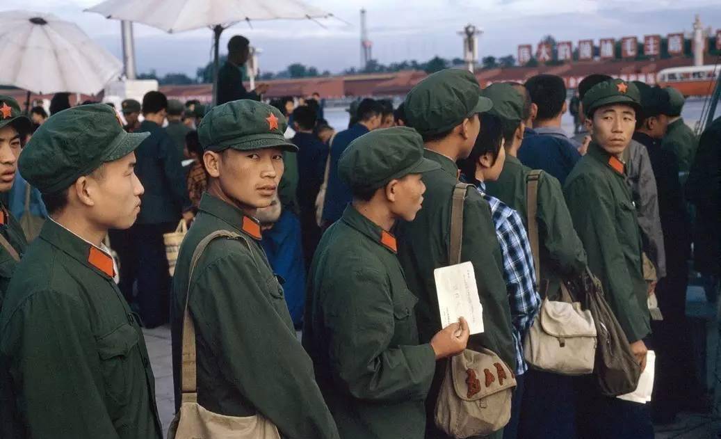 原创40年前身穿六五式军装的人们一身绿三片红一个词来形容帅气