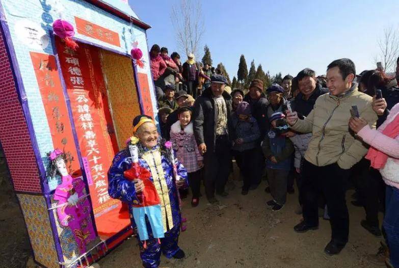 有吹喇叭的,有唱歌的,有在旁边录像的,甚至还有专业磕头跪拜的.