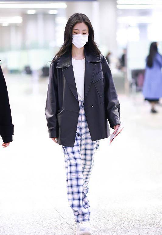 原创张碧晨的机场私服好显气质怼脸拍都不怕廓形皮衣真显个性