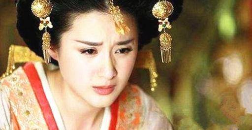 因此,潘贤妃不仅无动于衷,熟视无睹,反而看着这两个孩子,想起赵旉