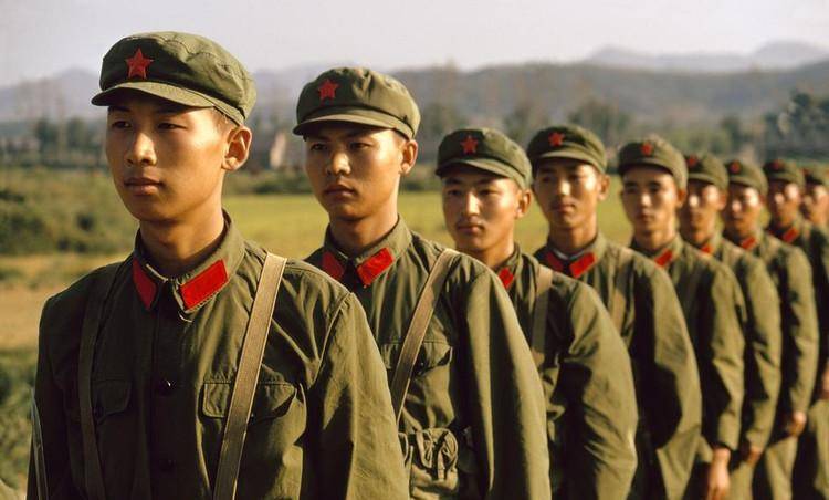 原创40年前身穿六五式军装的人们一身绿三片红一个词来形容帅气