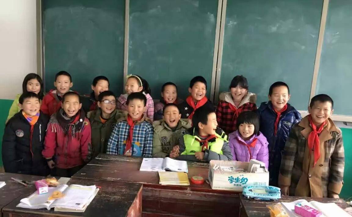 原创90后大学生赵鹏菲放弃大好前途跑到山区支教一人教6课