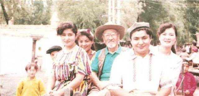 原创王洛宾听闻妻子出轨深夜回家见有陌生男子妻子冷问你睡哪