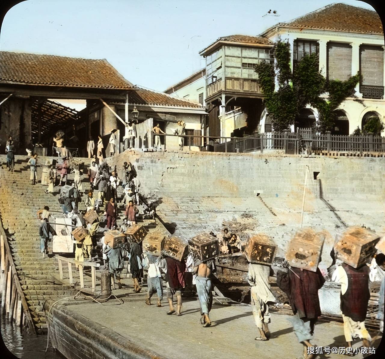 清末彩色老照片:八国联军北京街头军事法庭;汉口码头搬运茶叶