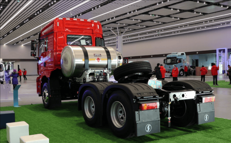 六大专项服务举措正式发布 陕汽德御q300 520马力燃气牵引车给用户吃