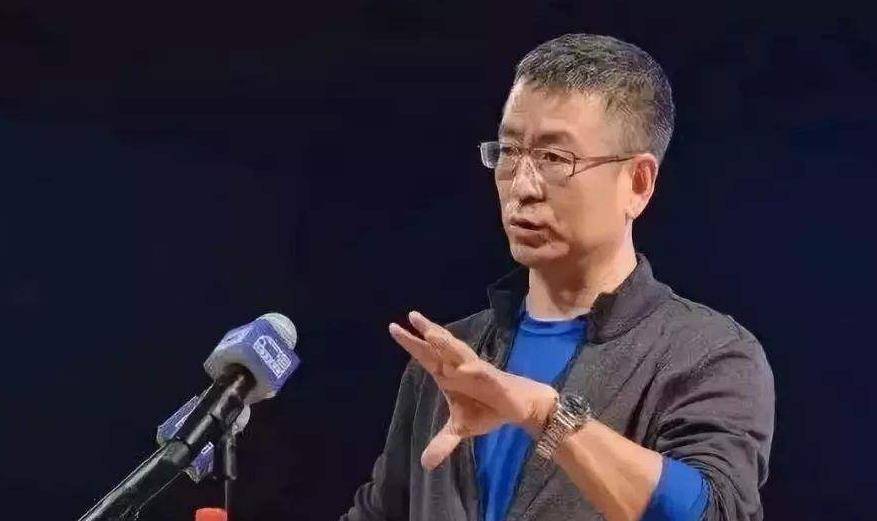 原创天秀白岩松主持只是兼职音乐才是主业足球踢得也还行
