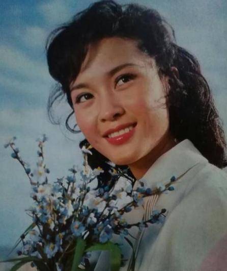 63岁方舒近照流出,分手丈夫嫁小鲜肉被坑惨,女儿却生得时尚动人_角色