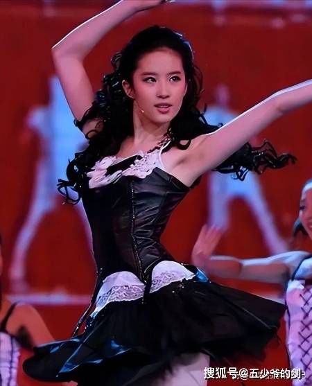 黑色紧身裹胸小皮衣时尚穿搭技巧(一)这一事件不仅展示了刘亦菲在时尚