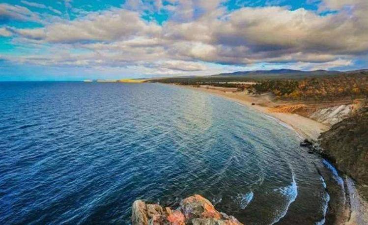 原创该湖宛若人间仙境埋葬10万具尸体300多吨黄金为何却无人打捞