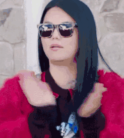 参加《beauty小姐》,她在自己的美妆账号上展示一段坐在自家秋千上