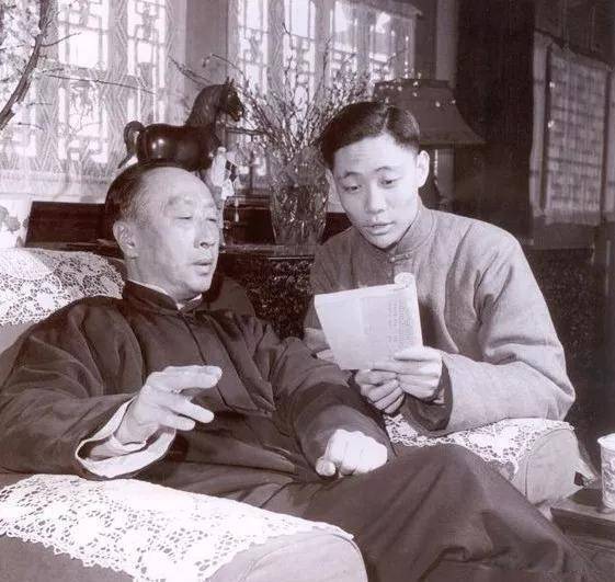 京剧名家谭元寿给大侄子张学津演出鲜花,并且笑称"咱们谁跟谁 "