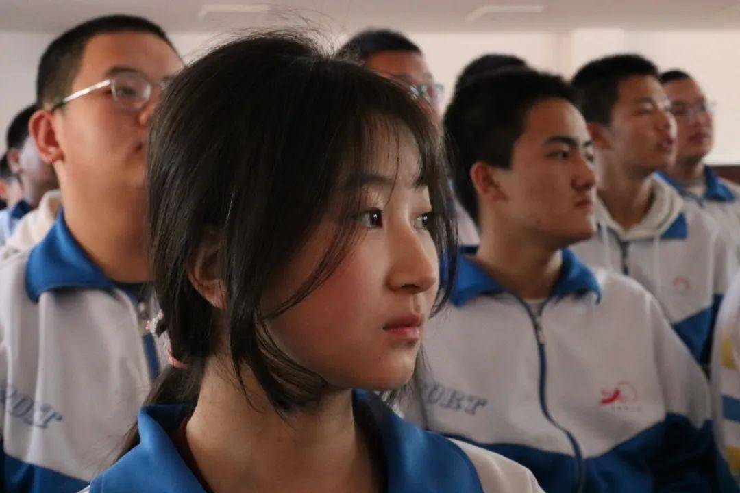 原创新疆五家渠第二中学燃烧青春追逐梦想励志讲座举办