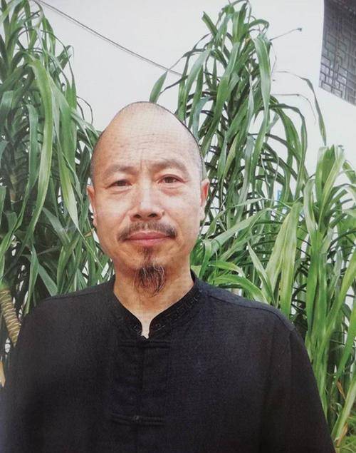 边修车边作画的艺术家,自称超越齐白石,曾获得徐悲鸿遗孀的认可_石溪