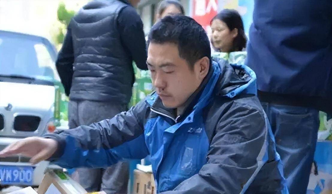 快递博士谭超于名校读博期间当起快递小哥收入超过导师