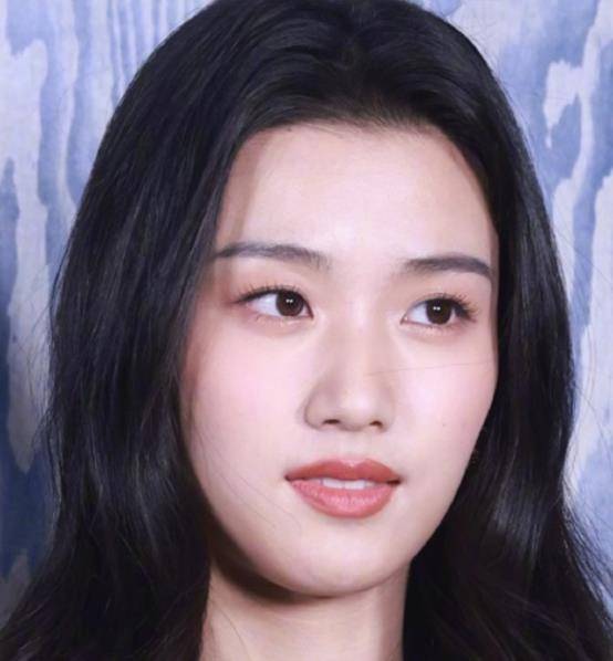原创上海这一夜被笑不露齿的袁泉惊艳从不穿暴露礼服却艳压群芳