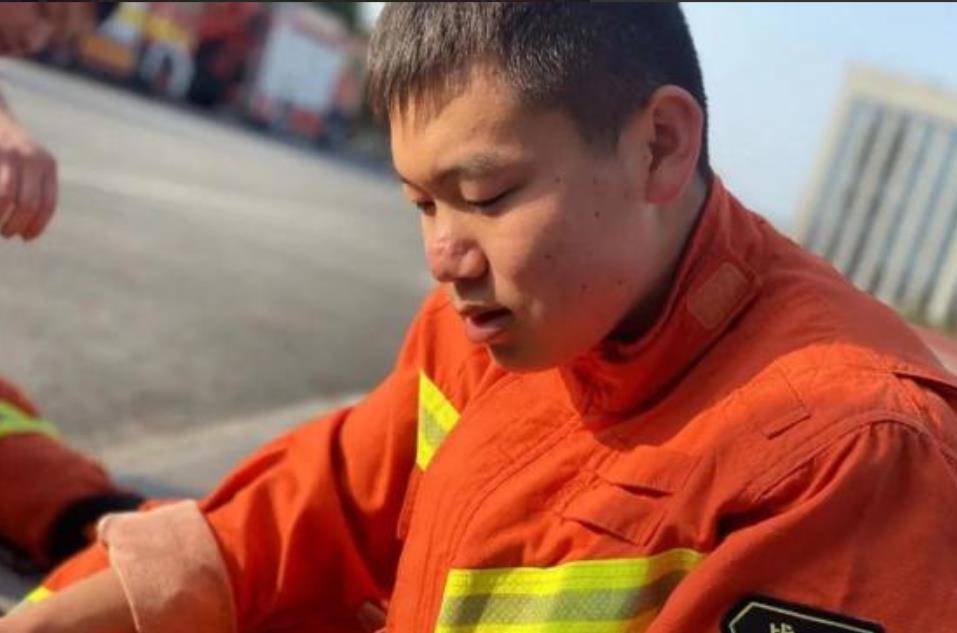 原创杭州牺牲00后消防员1岁丧父3岁丧母哥哥患智障女友留言泪目