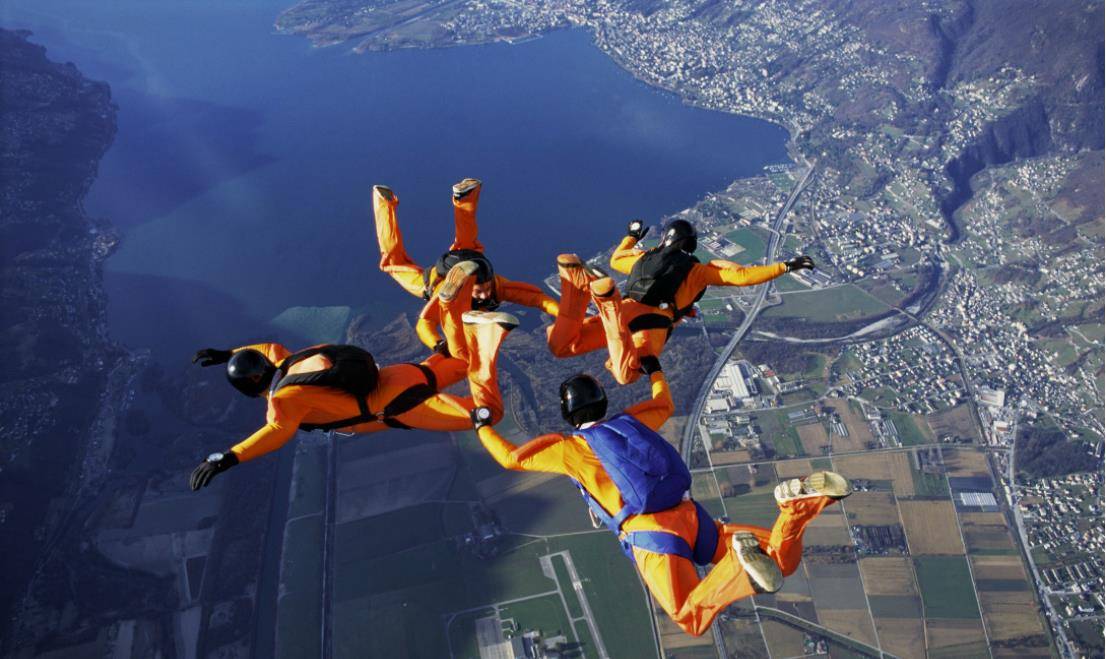 2012年,从3.9万米高空自由跳伞跳回地球的人,如今怎样了?_菲利克斯_挑