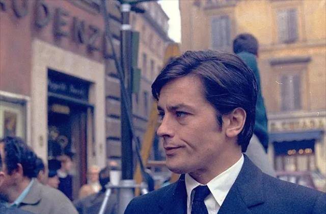 当年法国第一美男,数次失败婚姻,晚年50只狗相伴_阿兰德龙_生活_电影