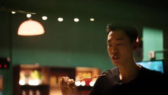 在节目刚开始的时候他们一行嘉宾是被蒙着眼睛然后有人带领进到他们