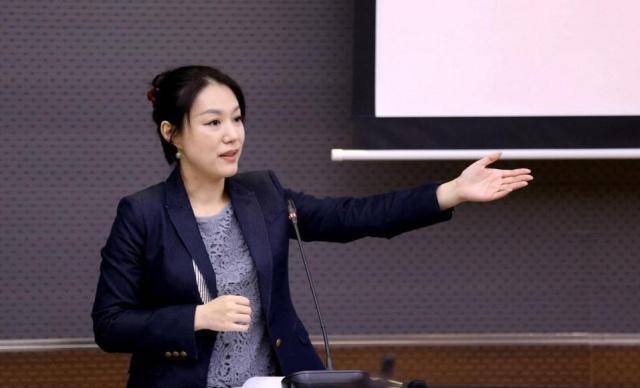 北大最美女教授颜值不输明星讲课座无虚席一心科研强国