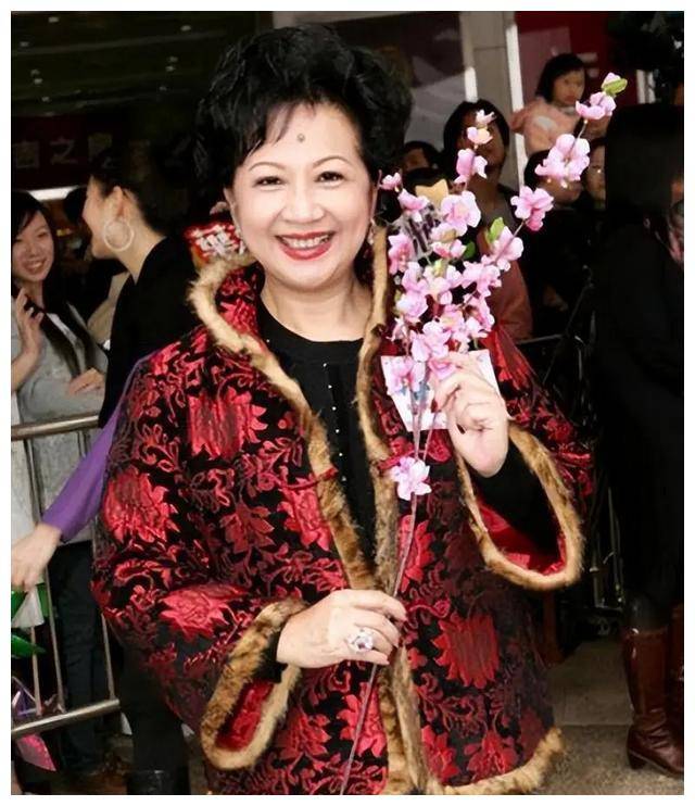 73岁薛家燕与17岁男友再续前缘放言不再嫁生浪漫恋再起