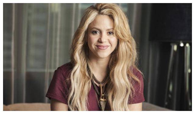 夏奇拉mv照释出穿粉色吊带裙依偎男主怀中躺在花瓣上如花仙子