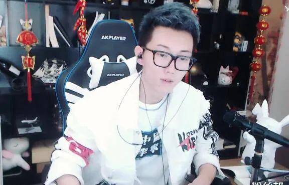 原创抗不了华炬大旗要退网小少焱开播回应欢迎晚上团战来找他