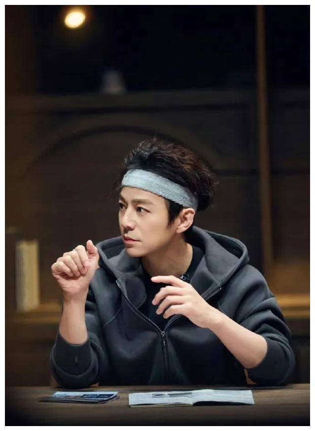 50岁何炅赢了赤露手臂线条平坦无赘肉仿佛魔法成真