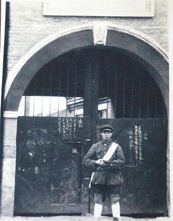 李延田听说后,立即带着弟弟赶往监狱.