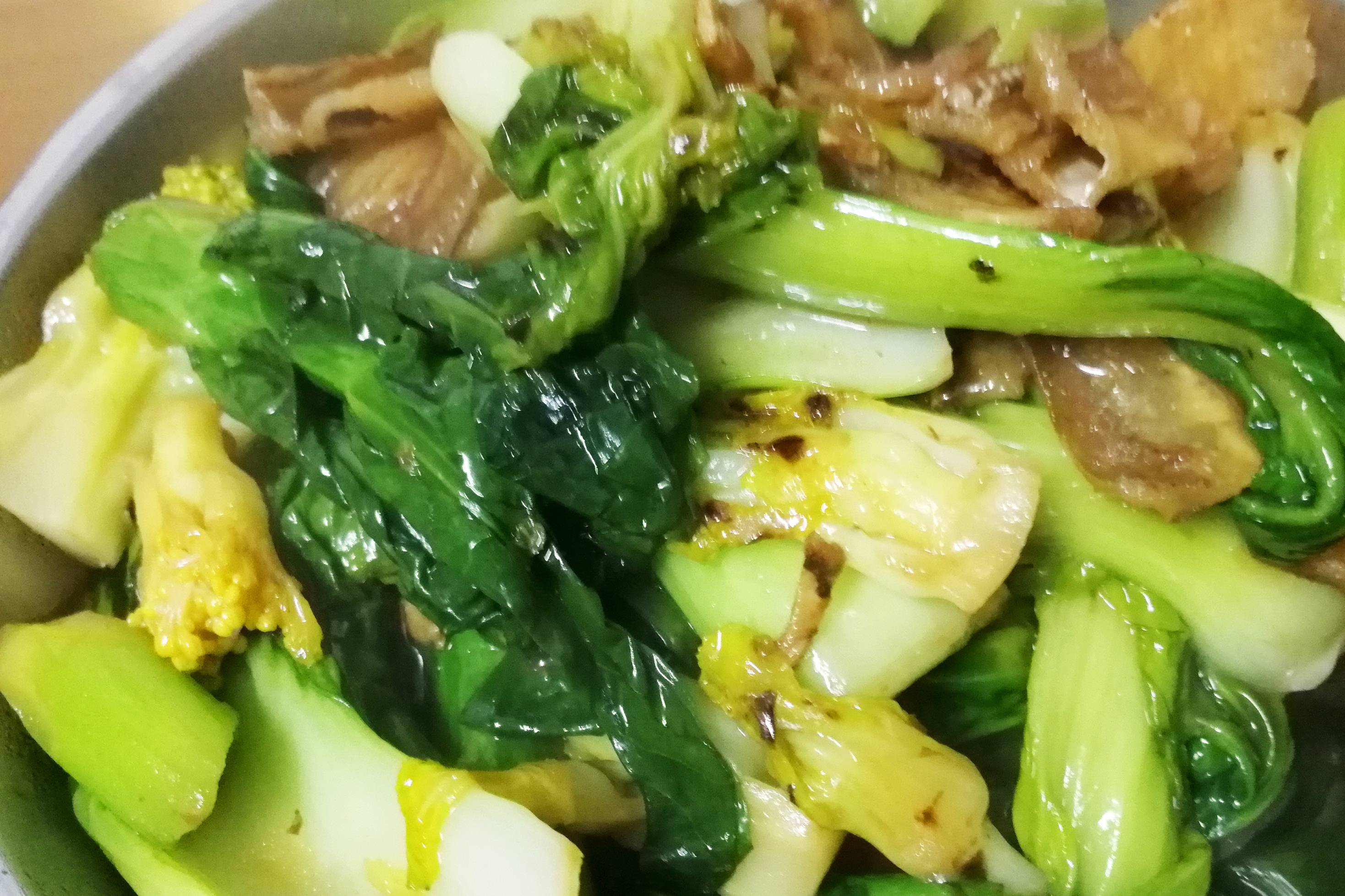 过完春节开始上班,邀请同事来家里吃饭,有一个菜还做糊了