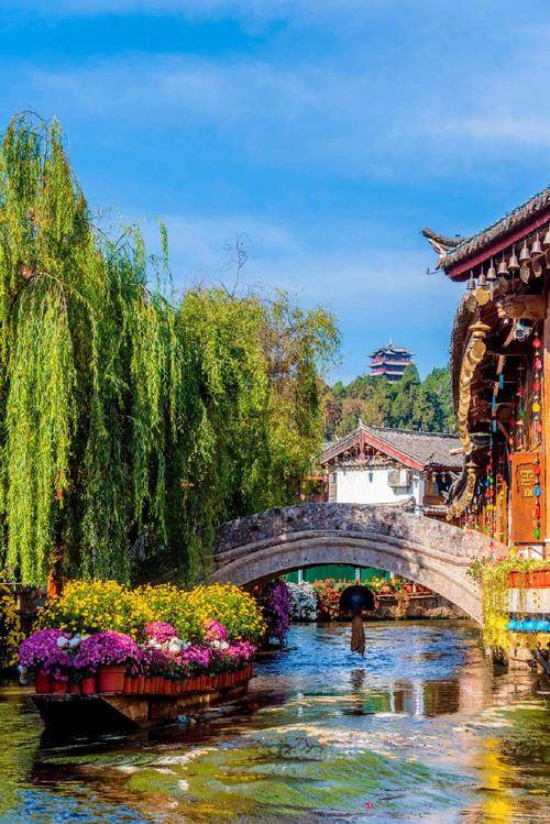 云南的旅游景点丰富多样,从昆明的翠湖公园,大理的古城,到丽江的古城